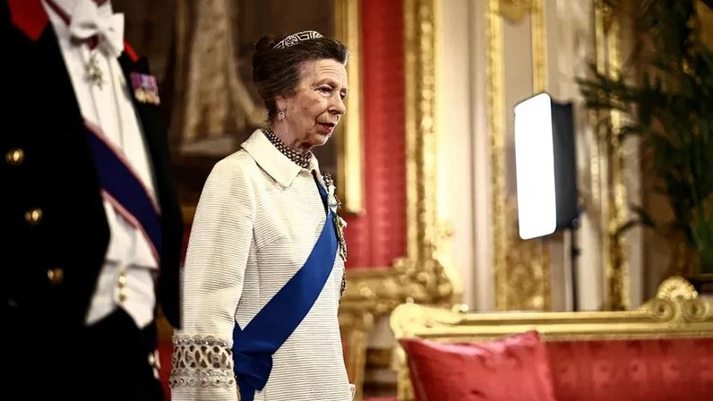 Princesa Anne usa casaco de 57 anos em banquete de estado na Nigéria