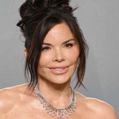 Lauren Sánchez exibe colar de diamante rosa e anel de noivado na festa dos Oscars