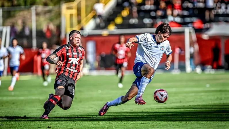 Renato Kayzer o Román Gómez em ação no clássico entre Vitória e Bahia (Foto: Fillipe Alves/Agência F8/Gazeta Press)
