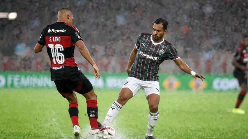Samuel Lino e Lima dividem bola na chuva em Fluminense x Flamengo (Foto: Alexandre Durão/Zimel Press/Gazeta Press)