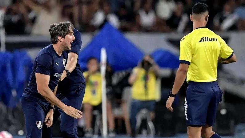 Zubeldía reclama com arbitragem em Vasco x Fluminense (Foto: Thiago Ribeiro/ Agif/Gazeta Press)