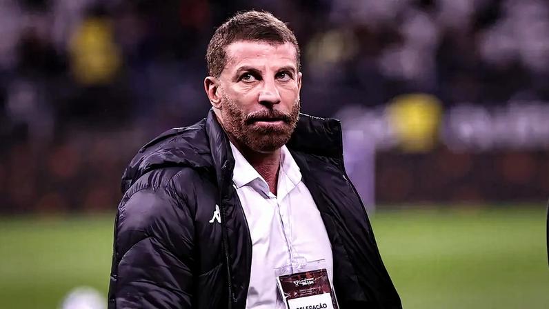 Presidente do Vasco cobra arbitragem e se envolve em confusão com a polícia