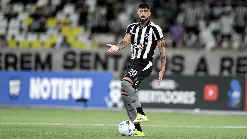 Alexander Barboza negocia renovação com o Botafogo (Foto: Thiago Ribeiro/AGIF/Gazeta Press)