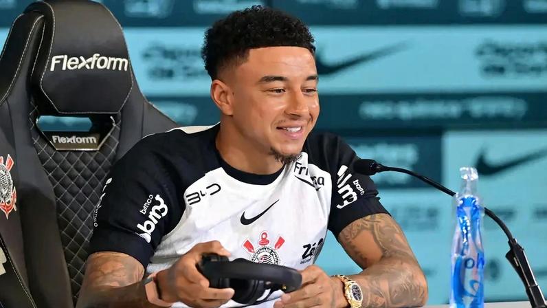 Lingard no Corinthians: gramado sintético, moda e Michael Jackson