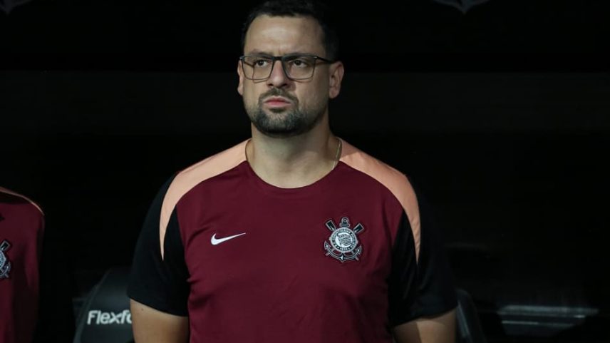 Auxiliar de Dorival lamenta derrota e evita avaliação individual de Memphis