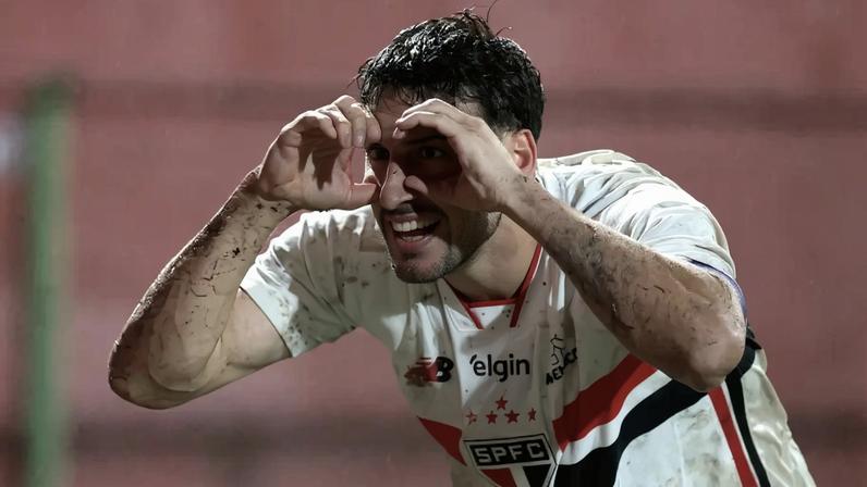 Calleri comemora gol marcado pelo São Paulo, o segundo do duelo contra a Chapecoense (Foto: Theo Daolio/Mochila Press/Gazeta Press)