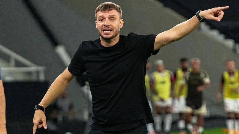 Anselmi reage após derrota para o Flamengo e diz se sentir burro