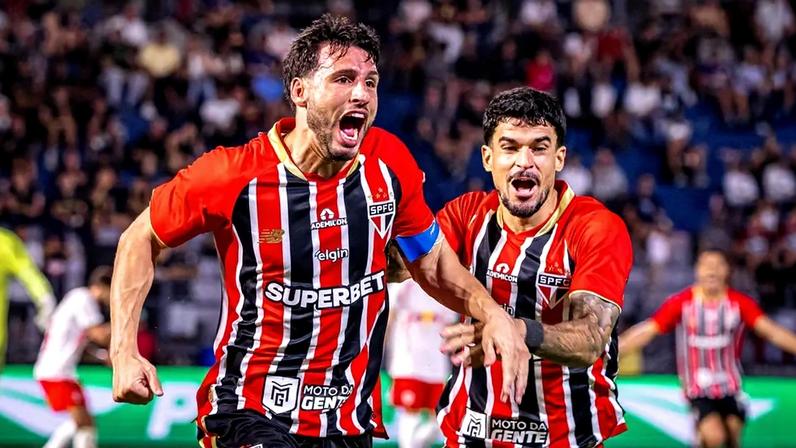 São Paulo vence Bragantino de virada e segue líder do Brasileirão