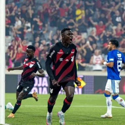 Athletico-PR vence Cruzeiro com gol relâmpago e afunda Raposa no Z4