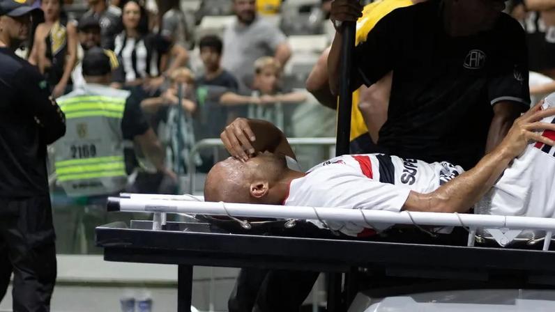 Lucas Moura, do São Paulo, deixa o gramado da Arena MRV de maca (Foto: Luan Martins/Agência F8/Gazeta Press)