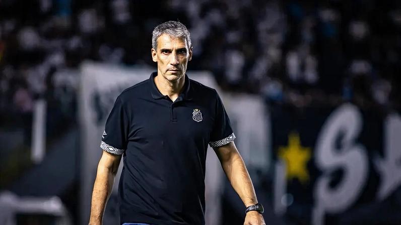 Vojvoda foi demitido pelo Santos após a derrota por 2 a 1 do Santos para o Internacional. (Foto: Marcus Viniccius/MyPhoto Press/Gazeta Press)