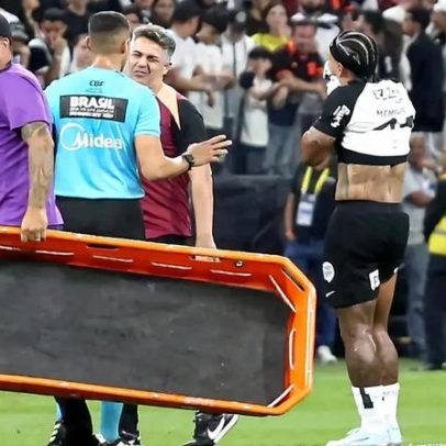 Memphis sofre incômodo na coxa e sai no 1º tempo em Corinthians x Flamengo