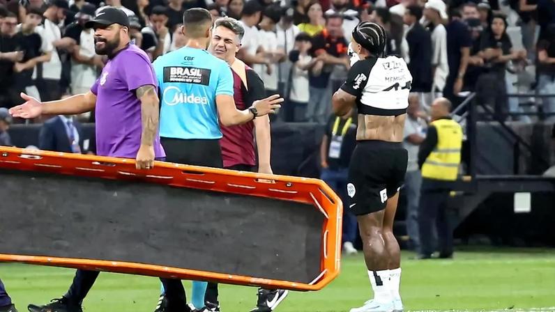 Memphis sofre incômodo na coxa e sai no 1º tempo em Corinthians x Flamengo