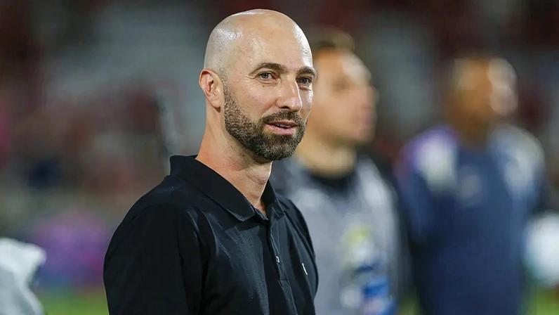 Interino do Botafogo lamenta goleada e cita crise na SAF, sem afetar a equipe