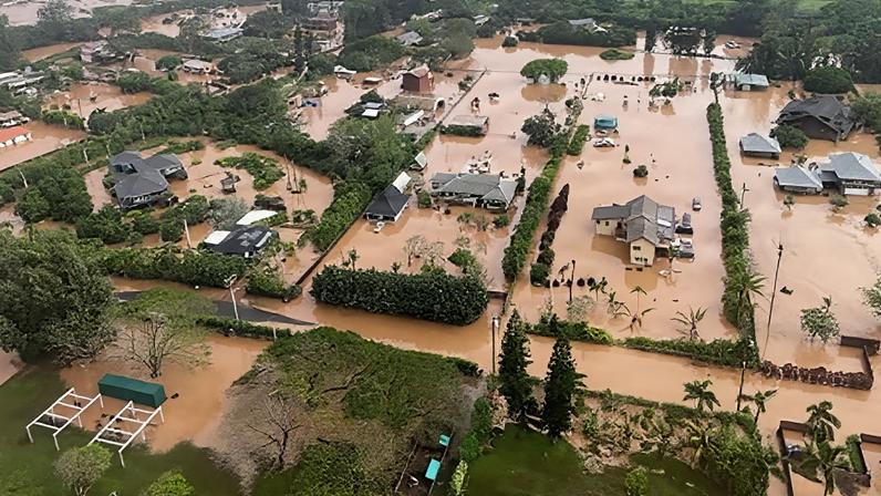 Imagens aéreas mostram enchente no Havaí, a pior em mais de 20 anos