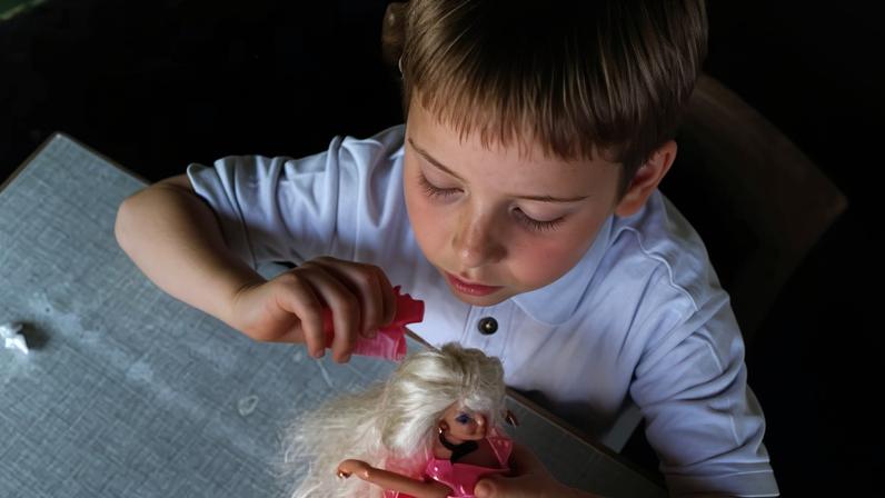 Brincar com bonecas estimula imaginação e habilidades sociais em crianças, estudo do Reino Unido