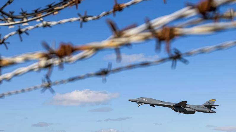 Análise de West Point alerta bloqueio no Estreito de Hormuz pode afetar defesa