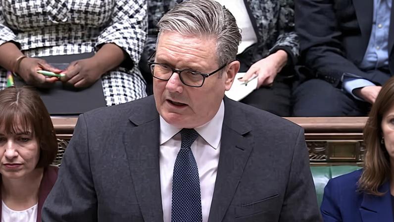 Starmer ataca Badenoch e Farage sobre recuo em apoio à guerra no Irã no PMQs