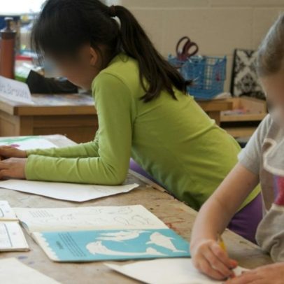 Menina é repreendida por vice-diretor após evangelizar em escola nos EUA