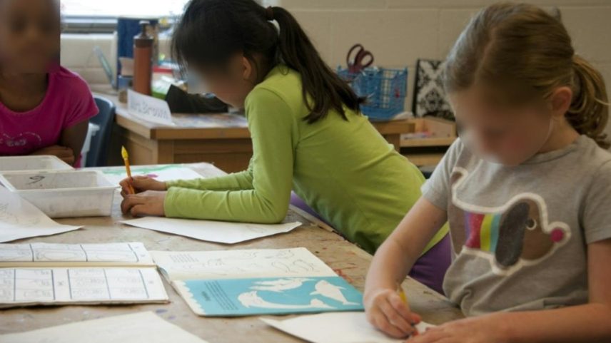 Menina é repreendida por vice-diretor após evangelizar em escola nos EUA