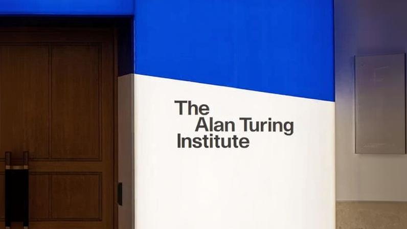 Comissão de Caridade alerta Alan Turing sobre deveres legais após queixas