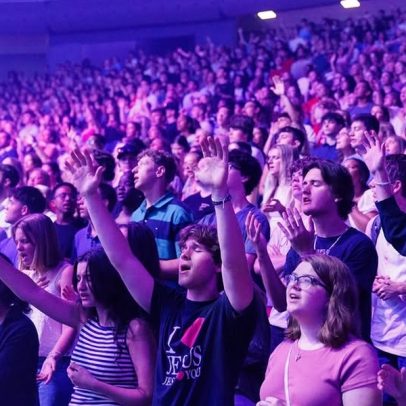 Influenciador cristão critica falsas informações sobre jovens em busca de Jesus