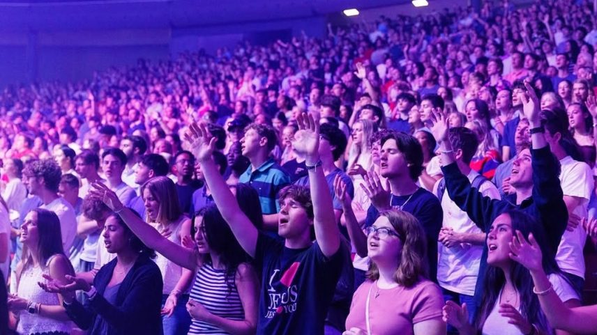 Influenciador cristão critica falsas informações sobre jovens em busca de Jesus