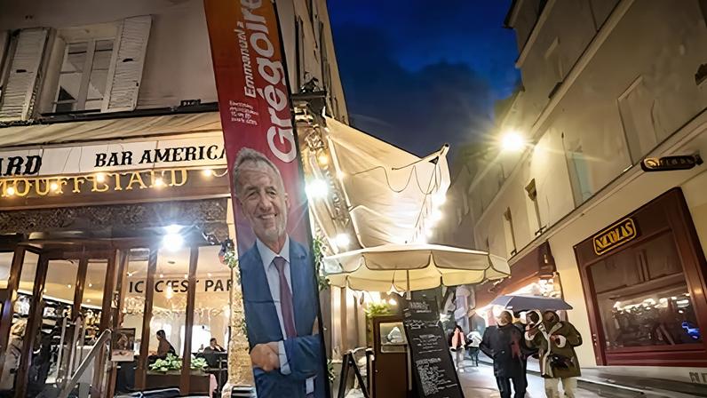 Un póster de la campaña del candidato socialista francés, Emmanuel Gregoire, durante las municipales galas este lunes en París.