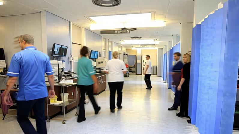 Médicos residentes na Inglaterra entram em greve de 6 dias após rejeitar oferta