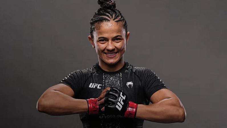 Natália Silva posa nos bastidores do UFC 324 após a vitória sobre Rose Namajunas, em janeiro de 2026. (Mike Roach/Zuffa LLC)