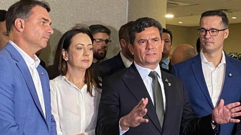 24.mar.2026 - Sergio Moro (ao centro) em filiação ao PL com Flávio Bolsonaro, a esposa Rosangela Moro e o ex-deputado Deltan Dallagnol