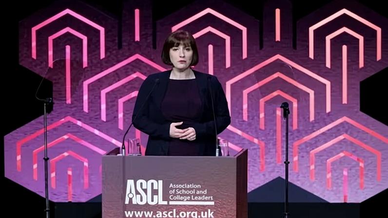 Phillipson acusa advogados de explorar pais de crianças com deficiência