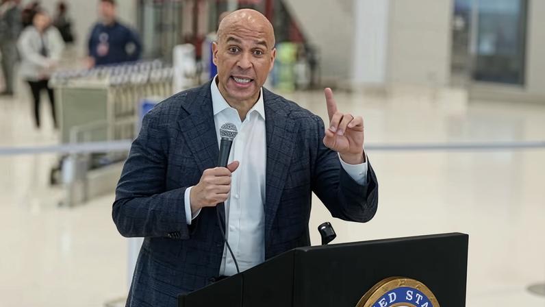 Cory Booker afirma que os democratas falharam neste momento e pedem novas lideranças