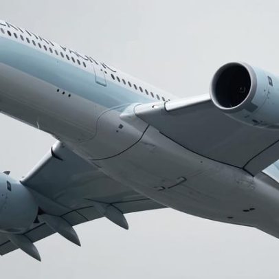 Mais companhias aéreas elevam tarifas com guerra no Irã