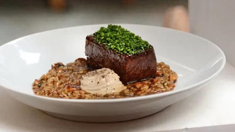 Arroz de cupim (Arroz cateto caldoso no caldo de cupim defumado cupim laqueado, manteiga queimada, avelã maionese de limão e alho negro, R$109)