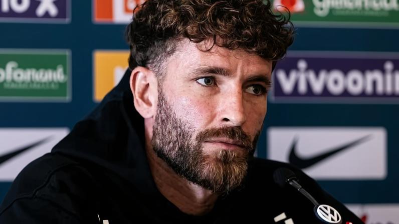 Léo Pereira fala em entrevista coletiva — Foto: Leo Sguaçabia