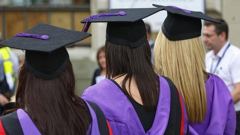 Parlamento britânico investiga empréstimos estudantis em meio à crise para jovens