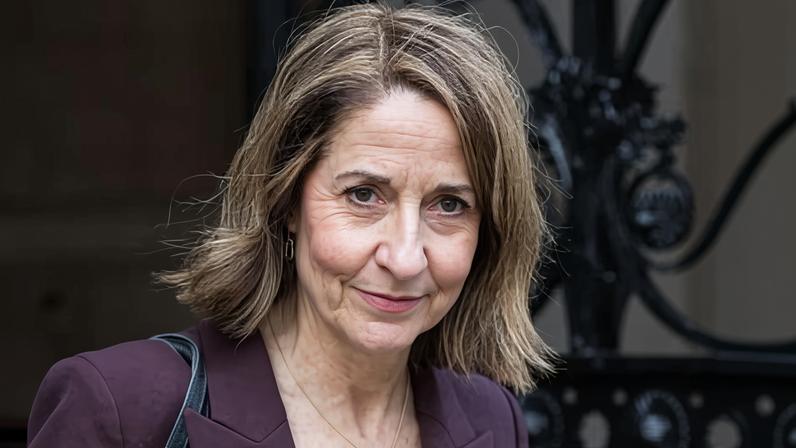 Atores, músicos e escritores saudam recuo do Reino Unido sobre direitos autorais de IA