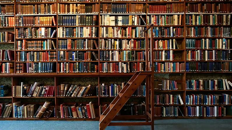 Fotografia de uma biblioteca.