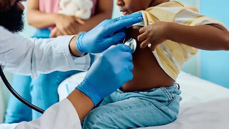 Fotografia de uma criança com a mãe no médico.