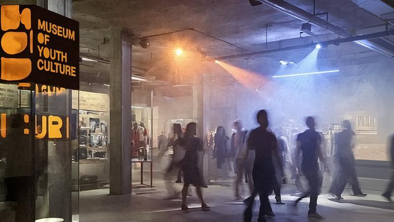 Máscaras punk, Walkmans e motos chopper: museu da cultura jovem abre em Londres