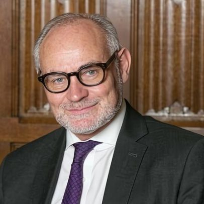 Ex-parlamentar conservador Crispin Blunt é acusado de quatro crimes de drogas
