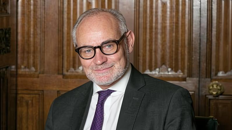 Ex-parlamentar conservador Crispin Blunt é acusado de quatro crimes de drogas
