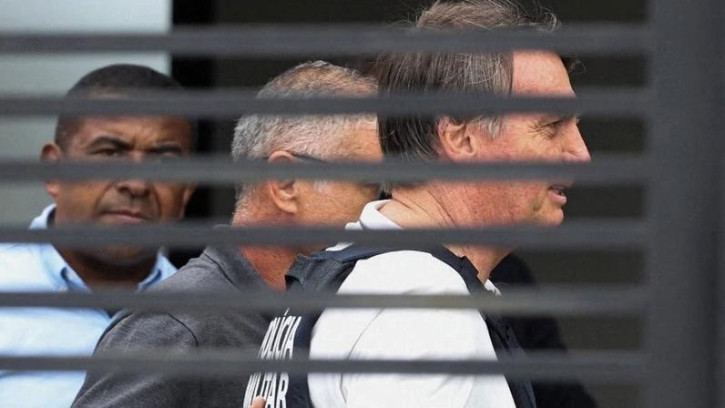 Defesa de Bolsonaro solicita livre acesso dos filhos à domiciliar