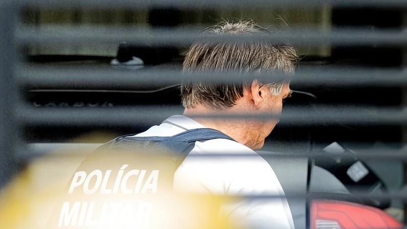 Domicílio de Bolsonaro tem visitas negadas, PM na porta e Flávio liberado