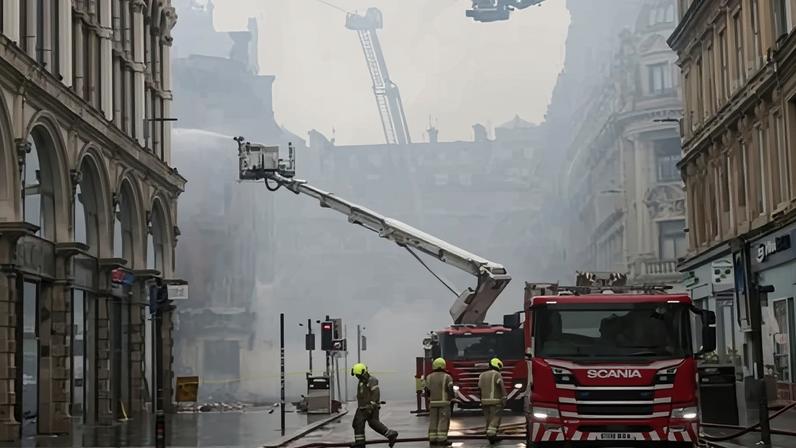 Nível superior da Glasgow Central permanece fechado após incêndio vizinho