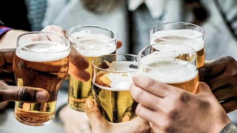 Consumo excessivo de álcool aumenta entre a Geração Z nos seus 20 e poucos anos