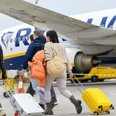 Oficiais de justiça entram em voo da Ryanair após recusa de indenização