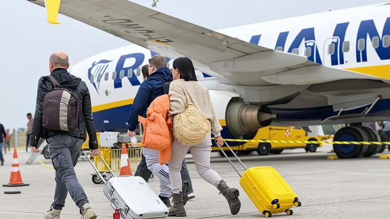 Oficiais de justiça entram em voo da Ryanair após recusa de indenização