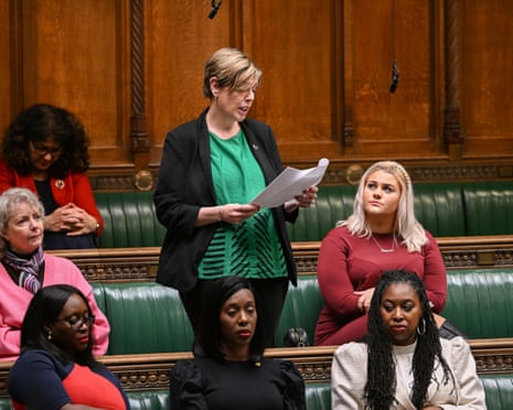 Filhos, suspeitos em quase um quinto dos homicídios contra mulheres no Reino Unido